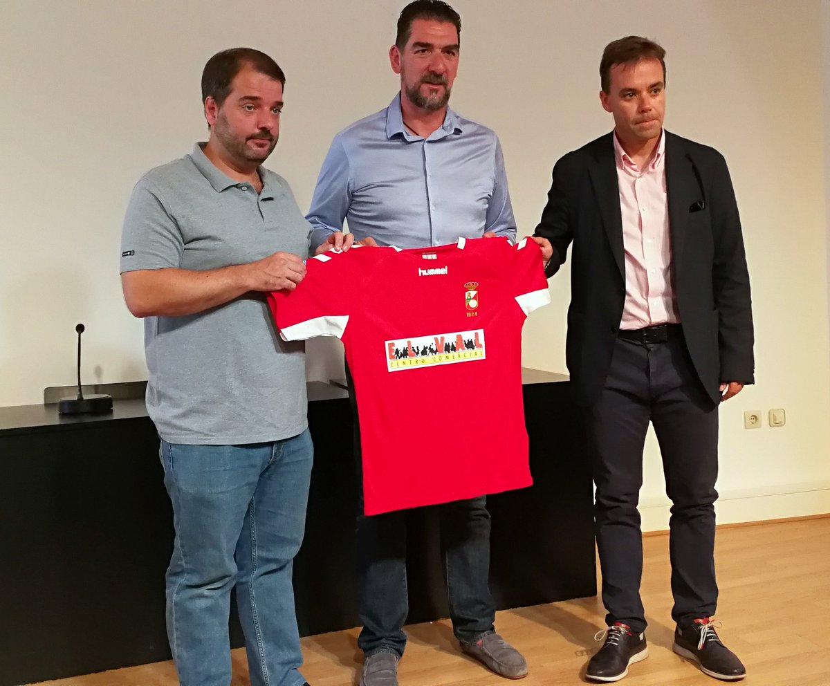 rsda_oficial's tweet photo. Presentada de forma oficial en el @AytoAlcalaH la nueva camiseta que la RSD Alcalá 🇮🇩 lucirá en la presente Temporada 2019-20.

📰📹 https://t.co/07tU34H3rs

#DelAlcalaSoy #OrgulloRojillo #ElDeTodosElMejor https://t.co/tuupZitCKA