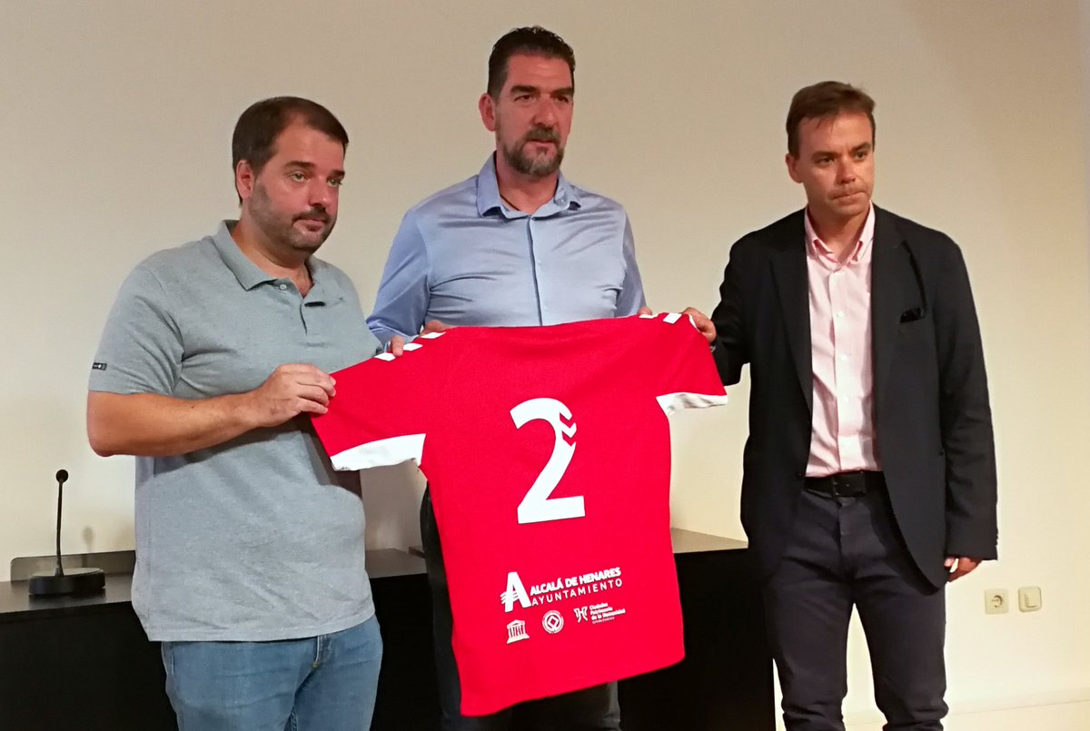 rsda_oficial's tweet photo. Presentada de forma oficial en el @AytoAlcalaH la nueva camiseta que la RSD Alcalá 🇮🇩 lucirá en la presente Temporada 2019-20.

📰📹 https://t.co/07tU34H3rs

#DelAlcalaSoy #OrgulloRojillo #ElDeTodosElMejor https://t.co/tuupZitCKA