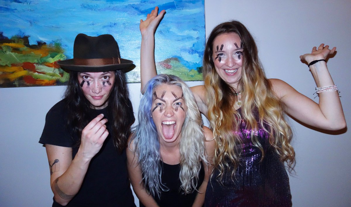 bp_three's tweet image. Look out @kisskruise !! You're gonna have to #DealWithMeXX on #DeadDeadsThursday 🤘👽🌼👑 @TheDeadDeads @tishimon @MMTortuga #thedeaddeads #McQueenDead #KatieHerronDrums #GirlTourXX