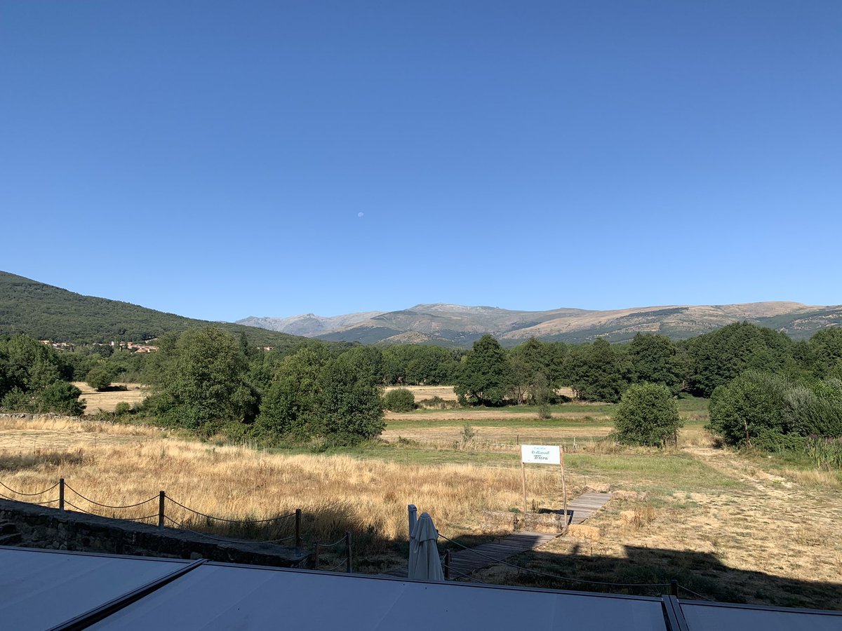 MsHeydon17's tweet photo. Another beautiful day taking in the view of Gredos Mountains. Meeting Spaniards and working on learning the English language. What an amazing opportunity #spain #Vaughan #puertodegredos https://t.co/UzzsWMUnb8