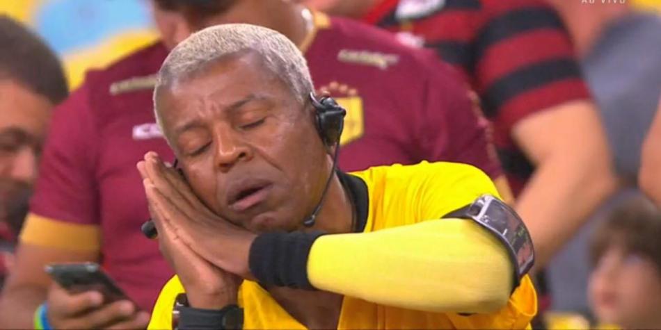 futbolred's tweet photo. #CopaLibertadores

La burla de hincha al VAR en Copa Libertadores que se vuelve viral ▶️ https://t.co/twdDCZp0Sr https://t.co/KugaeSnuyn