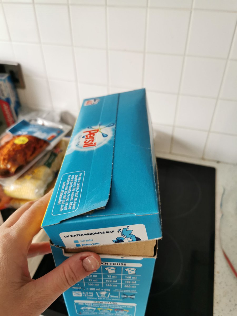 OnceaSmith's tweet photo. @persiluk just opened this 2.6kg box of Persil non bio.
Is this level correct and if it is why the need for such a lot of fresh air? https://t.co/vxVLEGMsho