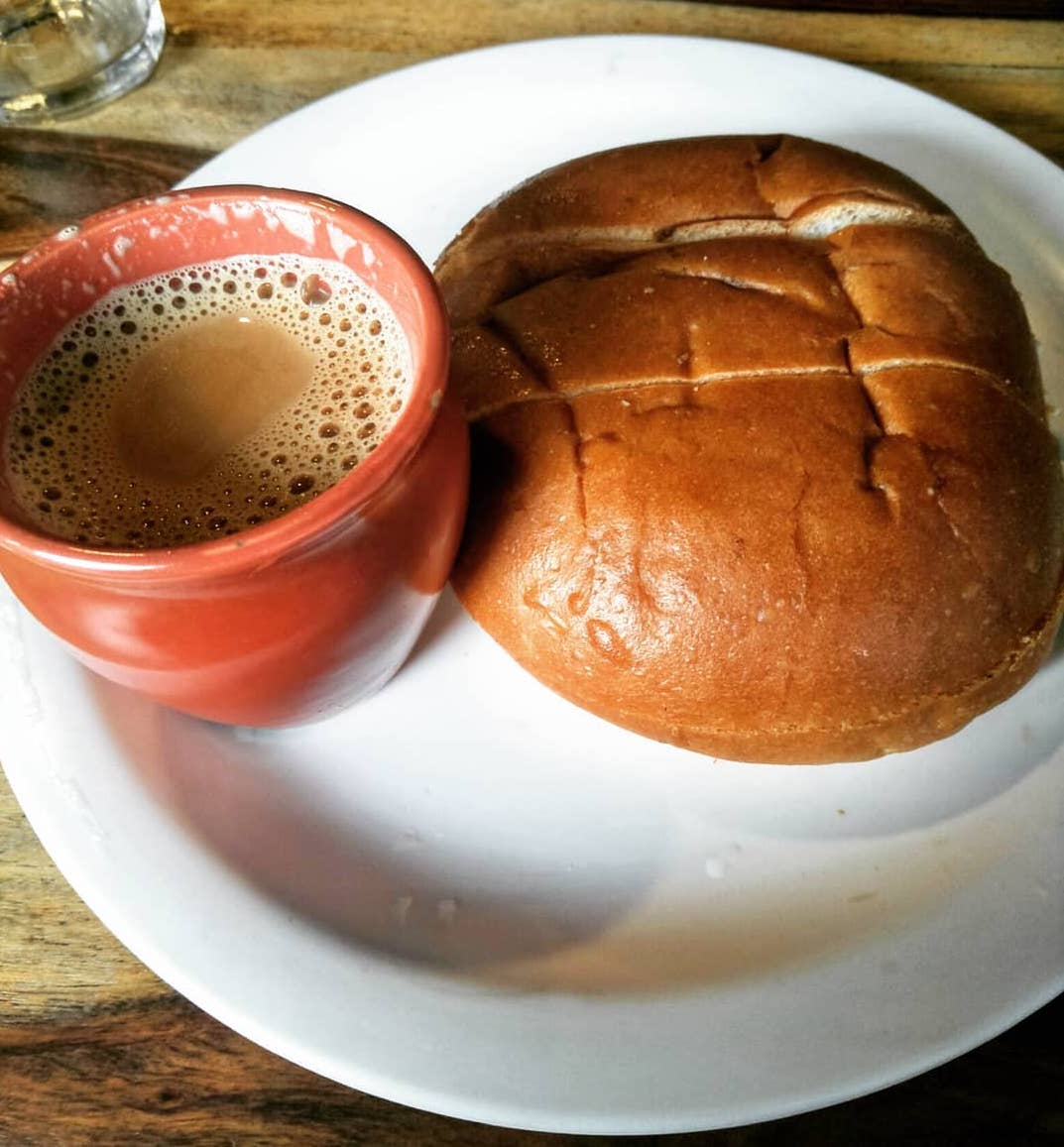 StreetsThatTalk's tweet photo. Classic #TeaTime indulgence- Ginger Tea & Bun Maska.
At: Poona Metro Cafe (Kothrud Depot) #Pune
A tiny cafe that serves tasty 'n pocket friendly food.
.
Photo: @foodlovestory_03
.
#TSPune #Punediaries #Punefoodies #Chaibun #bunmaska #adrakchai #punetrip #punecolleges https://t.co/5pJgDnRczv