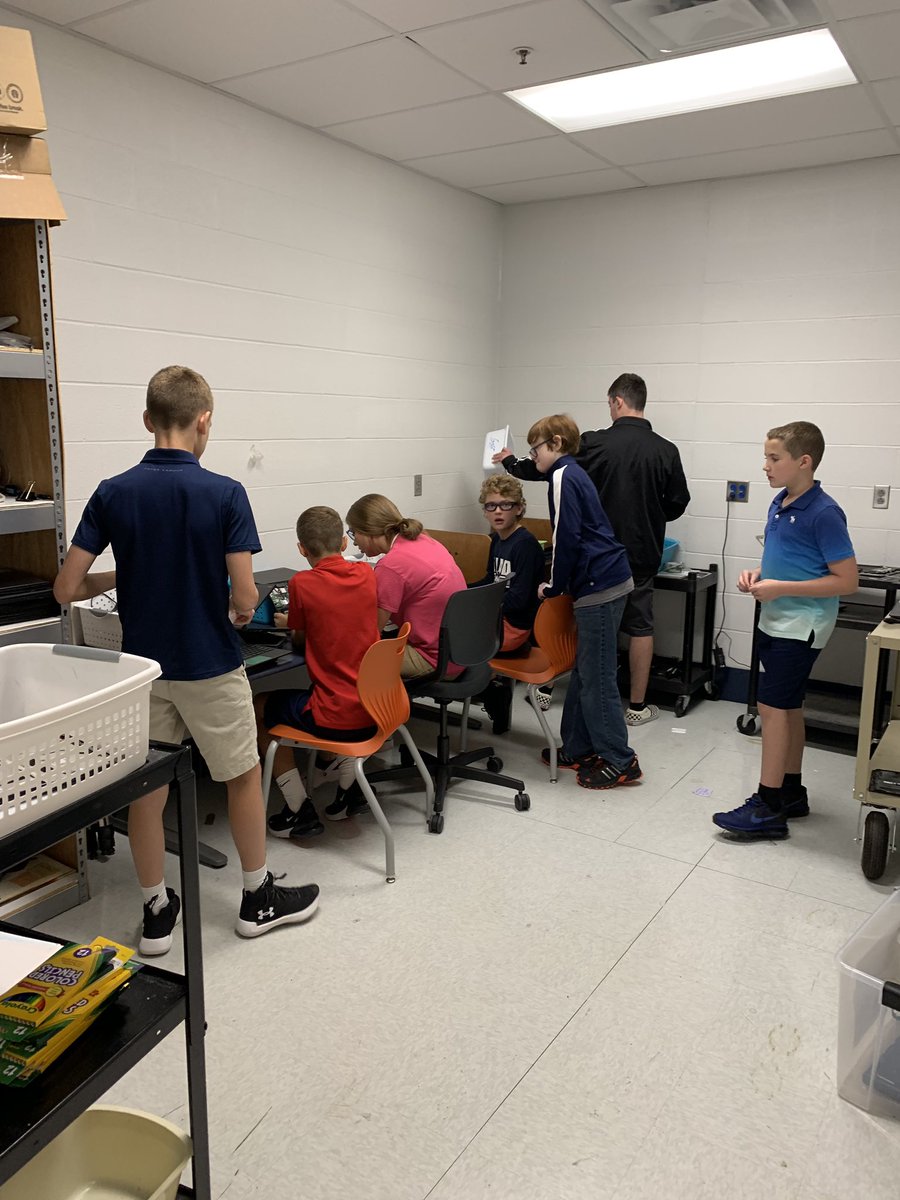 Wildcats_LEAD's tweet photo. Our Chromecrew working hard on school wide 1:1. 💙 their drive and enthusiasm. YES! #Npossible https://t.co/bspuYrXXkX