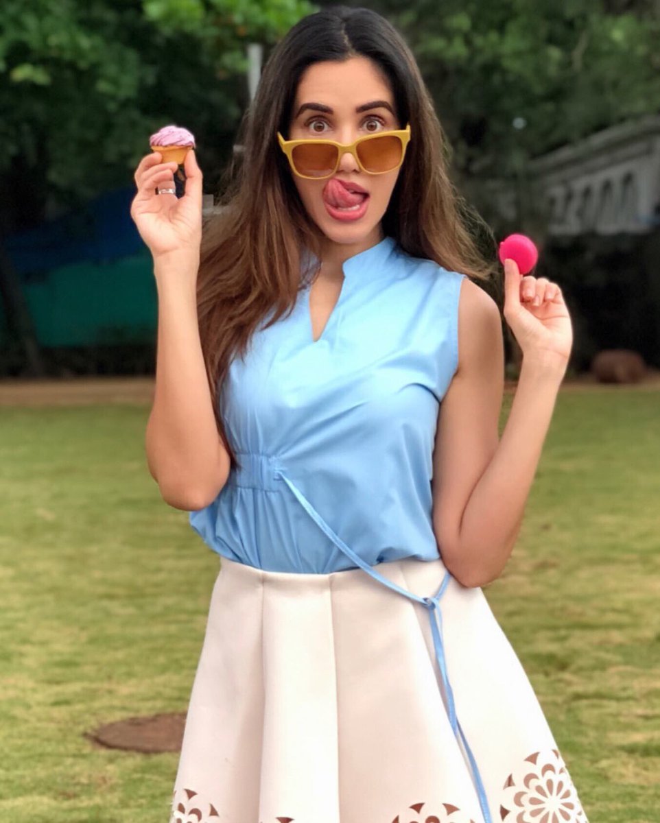SonnalliSeygall's tweet photo. Food poses wherever I go! Last pic is my fav though 😍 Which one is urs?😋
P.S. #📸 by the very patient and wonderful @chefyajushmalik while his place #gallops offers the perfect setting and food options for these pics 🌈🧁☕️ #allthingspretty https://t.co/bG4VzNMqAL