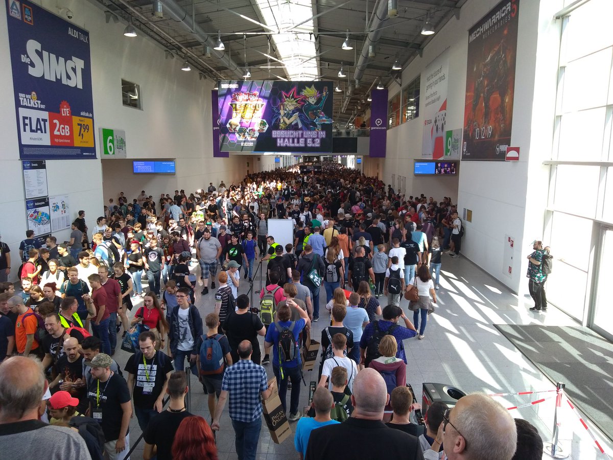NoldSlaine's tweet photo. The amount of people is insane... #gamescom2019 https://t.co/C2RpMqQRMA