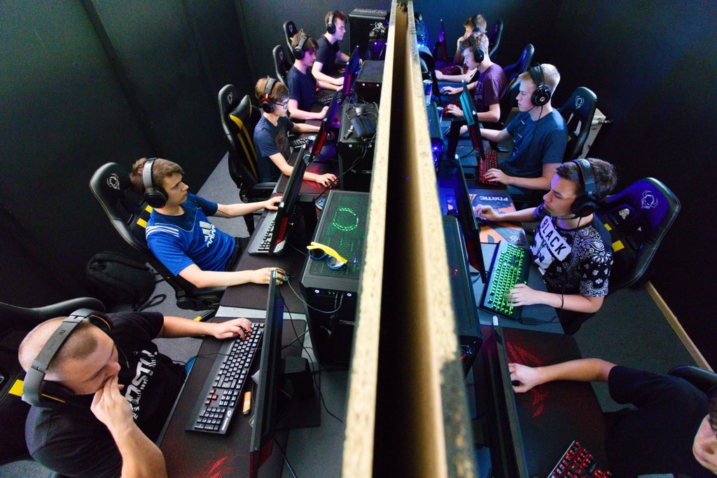 jacquiegardy's tweet photo. A6 How can #esports be used for English language learning? #GlobalAE https://t.co/HK4H4fk8I4