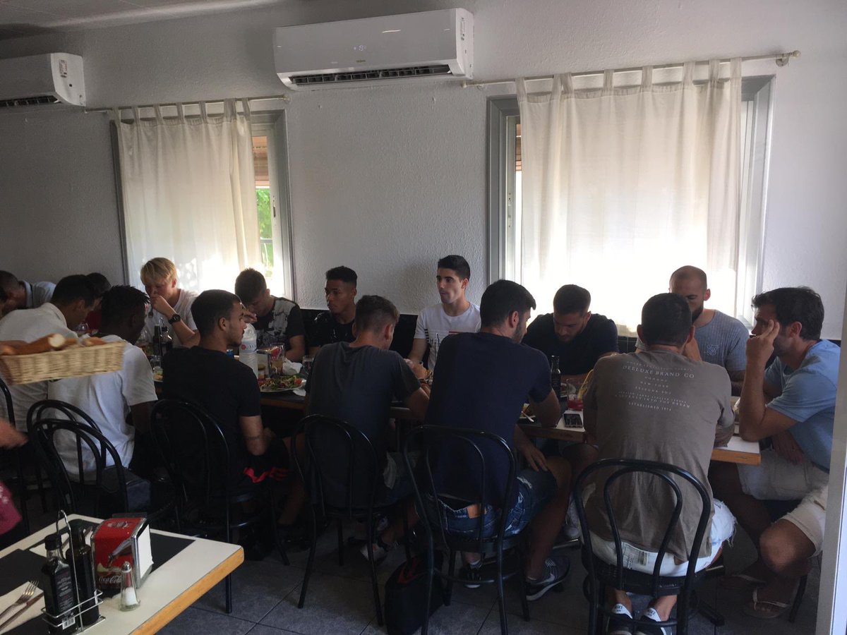 cfbadalonasad's tweet photo. PRETEMPORADA / Dinar de la plantilla i el cos tècnic, per fer pinya, al bar Bayó. 

#BadalonaÉsFutur https://t.co/4NTx231Y6C