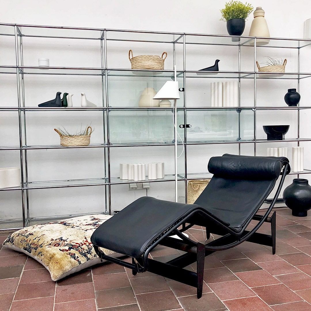 LC4 chaise-longue designed by Le Corbusier, Pierre Jeanneret, Charlotte Perriand

#repost from @reviveinterior

#cassina #design #designer #interiordecor #interiordecoration