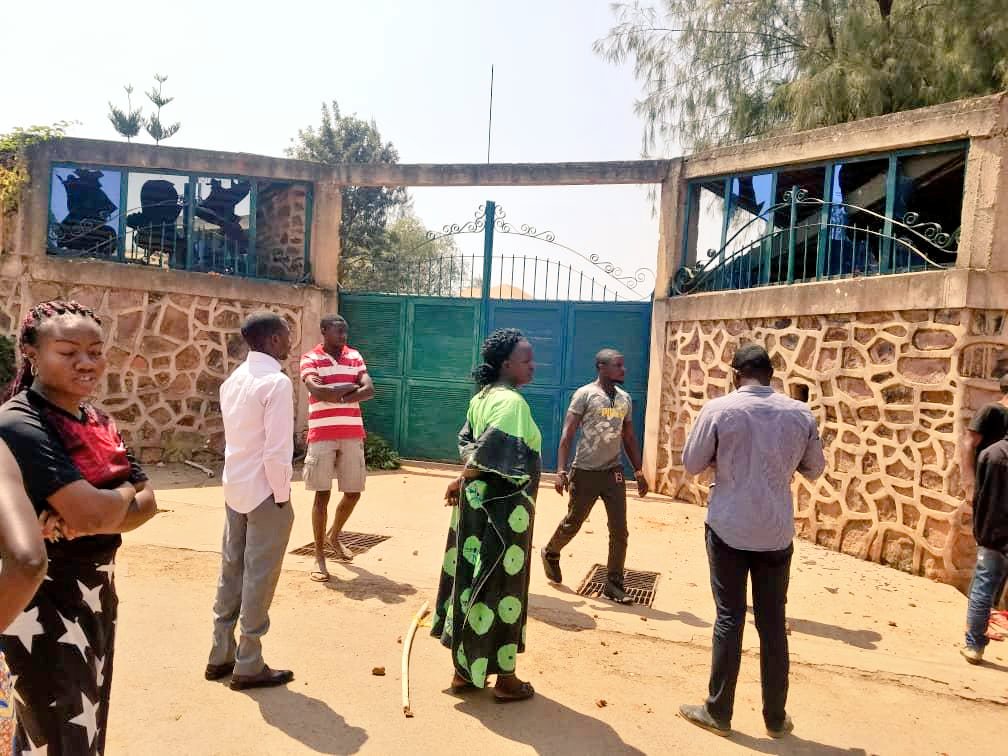 EPOlengha's tweet photo. La résidence de @MuyamboKyassa mise à sac par les fans du FC Lupopo, ce jeudi 22 août à L'shi. Les proches de l'ex bâtonnier de L'shi pointent le patron “usurpateur” de MCK et président de cette équipe de football #PascalBeveraggi. Des blessés et pertes matérielles enregistrés https://t.co/K5ENHrK2hD