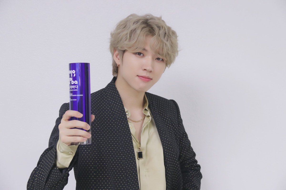 Official_IFNT's tweet photo. [#INFINITE][📸] 2019.08.22 '소리바다 베스트 케이뮤직 어워즈'를 마치고

#축_남우현_아트테이너상_수상🏆
#세상제일_자랑스러운_인스피릿의_가수_남우현💛 https://t.co/H4W4pIyI3O