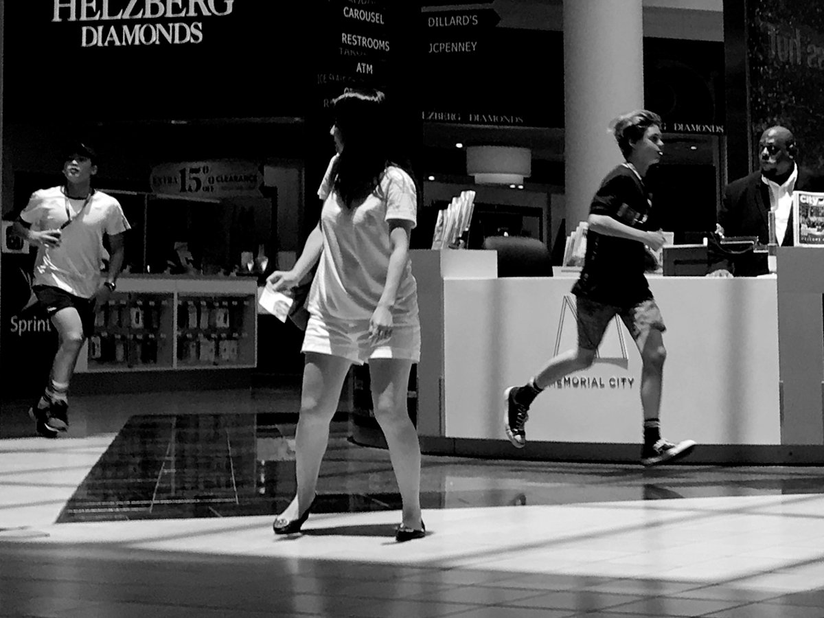 lendif's tweet photo. In a hurry
.
#blackandwhitephotography #streetphotography #humansofhouston #monochrome #peoplewatching #shopping #candid #streetpic https://t.co/h6hDnHe7Ec