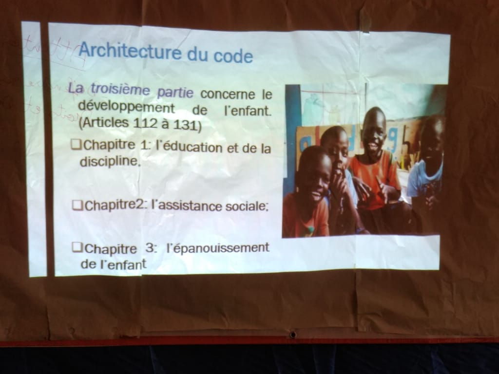 ab_benin's tweet photo. Au #CampObinrin2019, @CyriaqueGlory anime une session sur la vulgarisation du Code de l'enfant. Il les entretient sur les fondamentaux qui assurent aux filles des garanties de protection contre les abus. Il décortique ses lois de pour les rendre accessibles aux participantes. https://t.co/UMeCSK8EW3