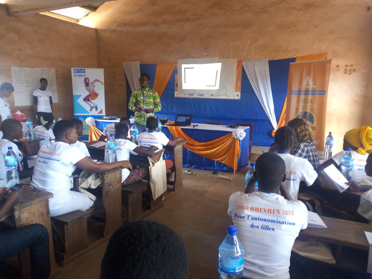 ab_benin's tweet photo. Au #CampObinrin2019, @CyriaqueGlory anime une session sur la vulgarisation du Code de l'enfant. Il les entretient sur les fondamentaux qui assurent aux filles des garanties de protection contre les abus. Il décortique ses lois de pour les rendre accessibles aux participantes. https://t.co/UMeCSK8EW3