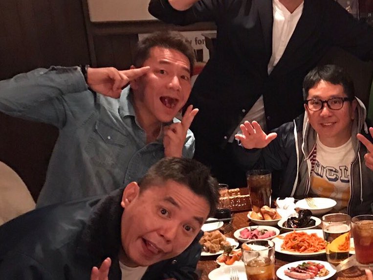 yoshidatadahiro's tweet photo. なぜ上田と有田は飲み会の記念撮影で乙女になるのだろう？ https://t.co/NtzkWIVQGt