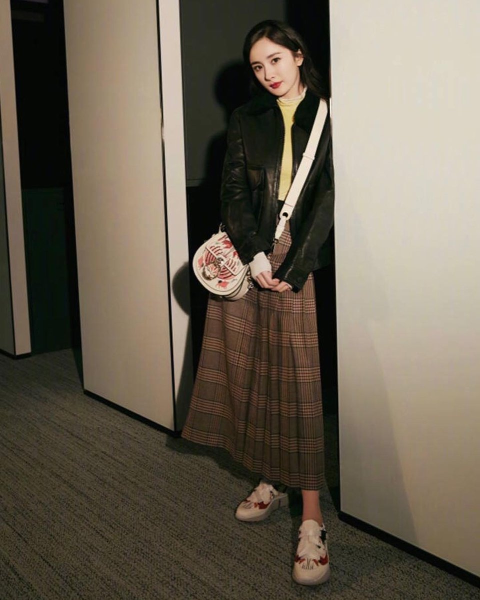 YangMiTF's tweet photo. Congrats on being single again #yangmi✨Like &amp; comment to show your support💖 恭喜大幂幂喜提单身🦋活的努力独立自主通透幂幂一直是新时代女性的榜样 也希望大家今后多多支持大美幂的作品❤️ #mimi #杨幂 #楊冪 #单身快乐 https://t.co/H3EGqvP7nv