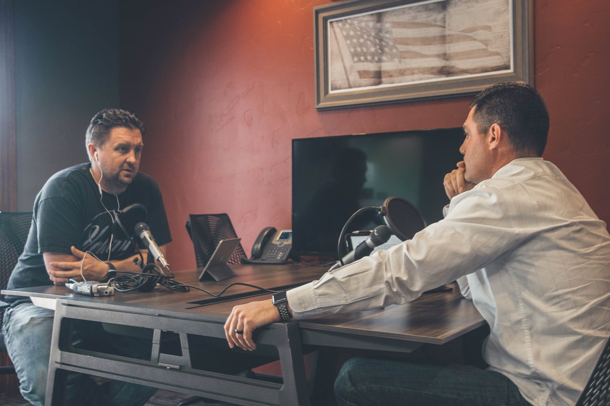audiocraciabc's tweet photo. RT si tú cuando ves un post sobre #podcasting te tiras más tiempo viendo la foto del #setup a ver si sabes que #micro #mesa o #interfaz tiene que leyendo en propio #post #photo unsplash. https://t.co/dym5QlupUk