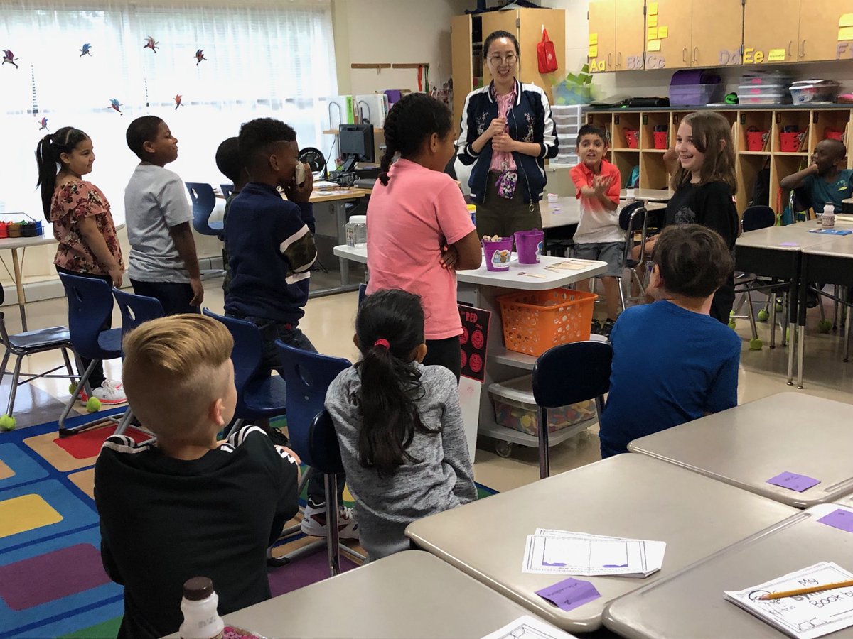 nase_deborah's tweet image. Our first lesson in Chinese #classrules #Reynproud ⁦@FR_Firebirds⁩