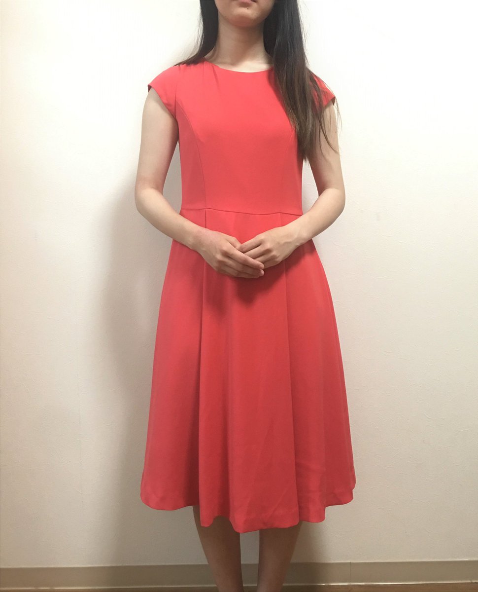 オーダーメイド服のお店 S For You 朱色がかった赤色ワンピースと濃紺のジャケットをオーダー頂きました パーティーなどにいいですよね ワンピースの袖はフレンチスリーブ スカート部分が少しフレアー 色々悩んで選んだ色ですがよくお似合いです