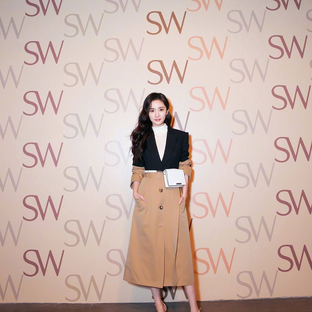 YangMiTF's tweet photo. 和 stuartweitzman 的开心旅程~ #SWWALK #SWWomen #yangmi #楊冪 #mimi https://t.co/v9Z0YjY28o