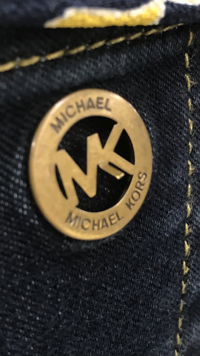 Gmh2972's tweet photo. @MichaelKors I’m so disappointed this keeps happening with tha back pocket logo , today I got hurt pretty bad https://t.co/CZ8LzWXcVm