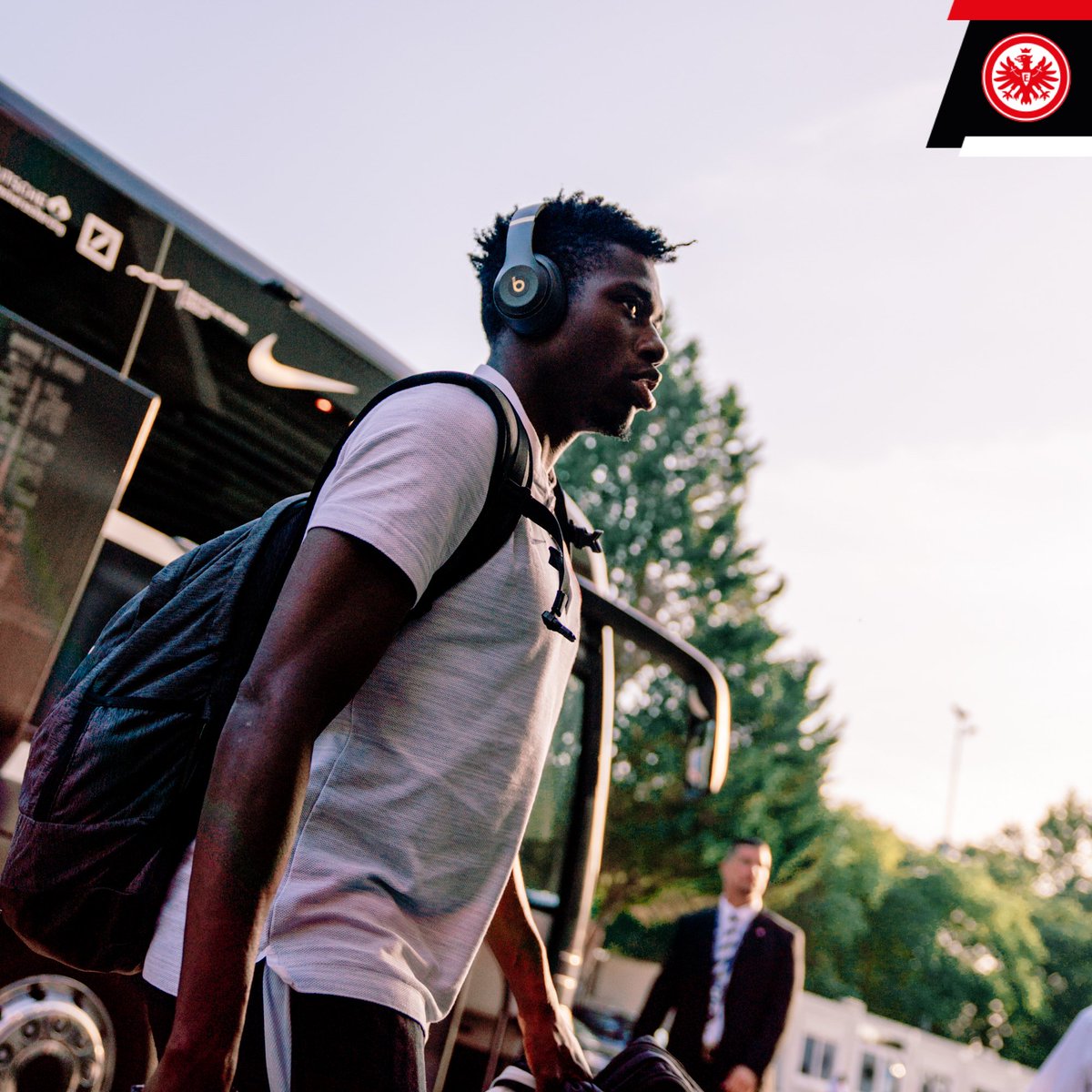 Eintracht's tweet image. Die Eintracht ist da!
#SGEuropa #rcsaSGE