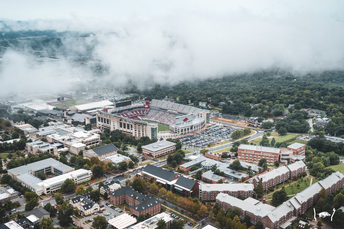 ArkRazorbacks's tweet photo. Rain or shine, it doesn’t get more beautiful than this. ❤️🐗

Thank you so much to @arkansasguard for the lift and for your service every day. 🇺🇸 https://t.co/J3kiMkRuUA