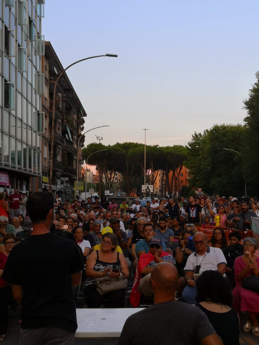 Grande partecipazione all'assemblea pubblica indetta dall'occupazione di via del Caravaggio per dire una cosa sola: i governi possono cambiare la nostra volontà di resistere no!
