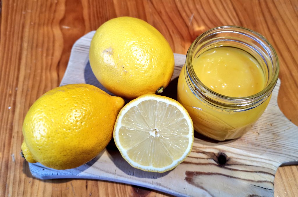 Delicious homemade lemon curd! Soooo nice! 🍋🍋🍋 #lemons