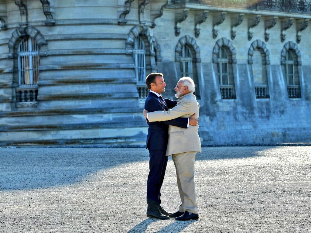IndiaembFrance's tweet photo. Prime Minister Shri Narendra Modi warmly received by the  President of French Republic Emmanuel Macron at Chateau de Chantilly for a historic bilateral summit. 
@MEAIndia
@PMOIndia 
@narendramodi https://t.co/3WQlUlFv4J