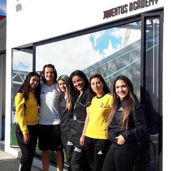 jacademycol's tweet photo. #TBT 
¡Con esta foto terminó la reunión de este miércoles entre nuestro Área Mánager, Raffaele Armaroli y nuestro staff médico Juventus Academy! 👱🏪

¡Seguimos implementando nuestra metodología #JuventusWay con todos los integrantes de nuestro proyecto deportivo! 🏴🏳☝ https://t.co/2hTGHnUXjS