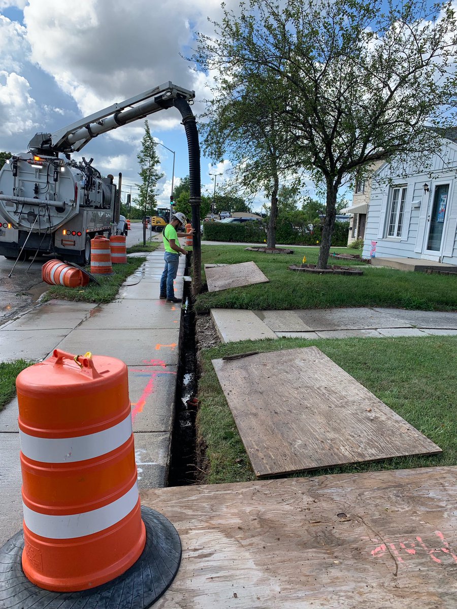 HawkDaylighting's tweet photo. Vac a trench for new gas main along side fiber optic package,and water service shut off risers,  tunnel under sidewalk
@ Milwaukee, wi  
#hawkconstruction #vactor #vactorhxx  #vactormanufacturing #hydraulics #hawk #teamhawk #hawkcrew #gettingitdone #safedigging #hawktuff #truvac https://t.co/pwCBWAyiOr