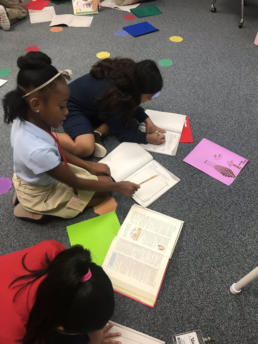 MsGuzman03's tweet photo. Learning how to look up words after using our context clues. Some guesses were correct 😁@ReesStars #ReesDual #duallanguage @Alief_Lang_Arts https://t.co/U0x2LyFrvO