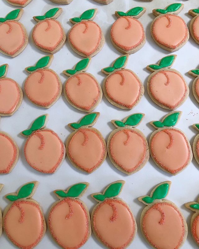 sugarcraftLA's tweet photo. 🍑You wanna peach of me?!🍑Sweet hand-decorated #cookies to celebrate the @delta #Burbank —> #Atlanta flights! 🍑 x 🎞✈️✈️✈️ https://t.co/VpGD7Osa71 https://t.co/hghxoX9J0s