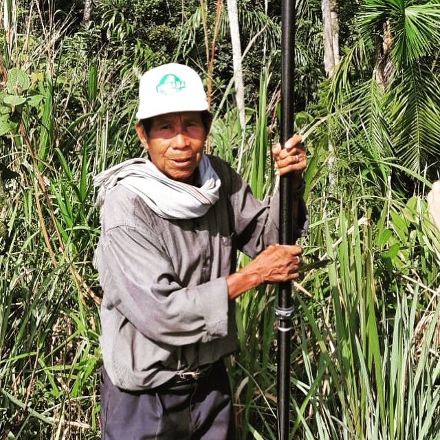 LandatScaleCol's tweet photo. This is Horacio, measuring the boundaries of the indigenous reserve #SanTeresitadeTuparro, #Colombia with the #FFP methodology. He explains to the younger people how the same reserve was measured in 1963: Every point measured has its own indigenous name. #tierraenpaz #landinpeace https://t.co/GEQHiM02CP