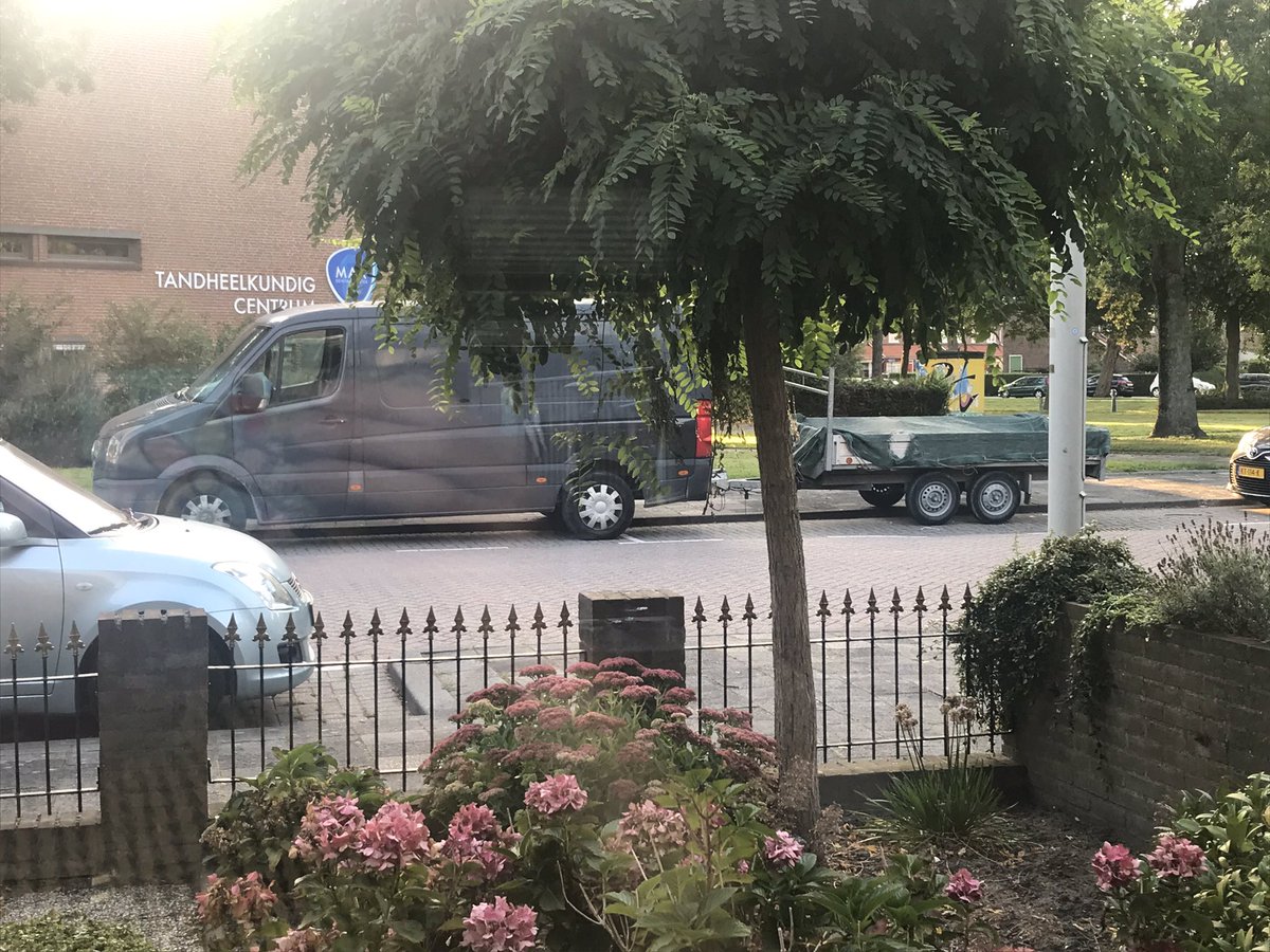 Deze bus incl aanhanger staat iedere avond en heel het weekend voor mijn deur. Mag deze bus in een woonwijk staan? @POL_IJsselmonde
