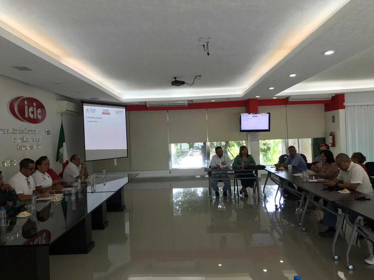 STYPS_QROO's tweet photo. #AlMomento Encabeza Catalina Portillo, titular de la #STyPS, la Primera Sesion Extraordinaria de la #CCSST para definir acuerdos y estrategias para la "Semana Estatal de Seguridad y Salud en el Trabajo", a realizarse en el mes de septiembre en todo el Estado. https://t.co/I1mYbSlONF
