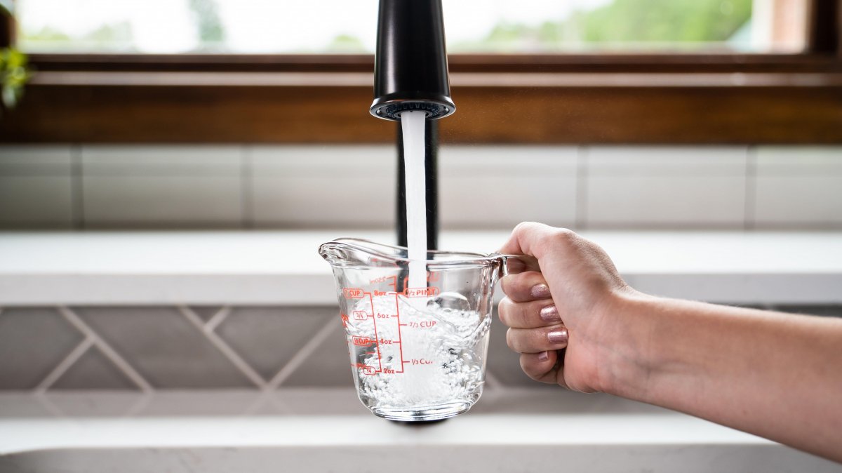 SRam_IoT's tweet image. Alexa can control everything in your home except the kitchen sink, right? Hold on, that&apos;s coming online too with @Kohler&apos;s Sensate Faucet. It pairs with Google Assistant, Amazon Alexa, and Apple&apos;s Siri for voice control. Is it worth the $875 price tag?