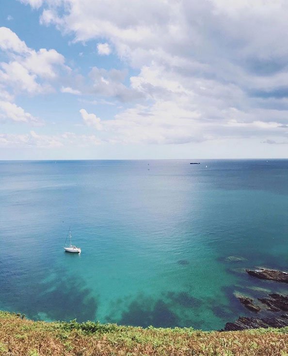 Greenbankhotel's tweet photo. Dreamy horizons in Falmouth. Anyone else wishing they were on that boat right now? #lovefalmouth #falmouthviews #cornwall #escapetocornwall π·: infalmouth https://t.co/BwqQ48U2Jo