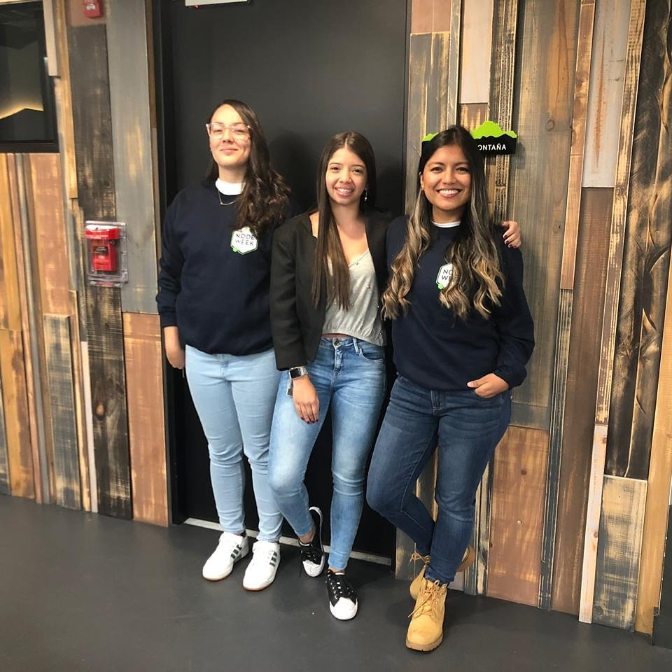 dandre_coder's tweet image. Que honor trabajar con estás tesas. Aquí en la #nodeweek @Mazoster @anamariasosam