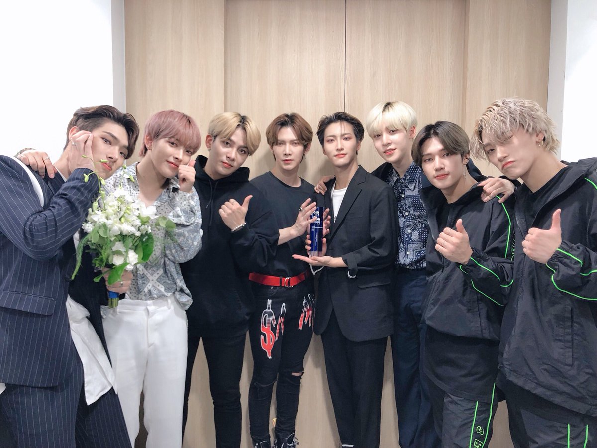 ATEEZofficial's tweet photo. [📷] TODAY ATEEZ

소리바다 어워즈에서 받은 퍼포먼스상🏆
에이티즈가 처음 가본 시상식과 뜻깊은 상까지!
에이티니가 선물한 설렘과 감동이 넘치는 하루💕

#TODAY_ATEEZ #ATEEZ #에이티즈 https://t.co/hXBLUyQXmD