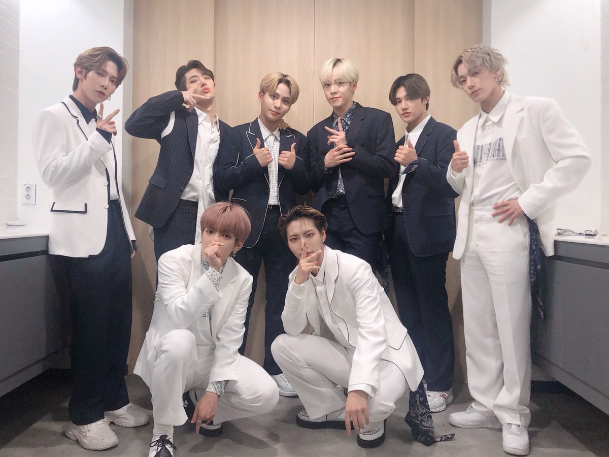 ATEEZofficial's tweet photo. [📷] TODAY ATEEZ

소리바다 어워즈에서 받은 퍼포먼스상🏆
에이티즈가 처음 가본 시상식과 뜻깊은 상까지!
에이티니가 선물한 설렘과 감동이 넘치는 하루💕

#TODAY_ATEEZ #ATEEZ #에이티즈 https://t.co/hXBLUyQXmD