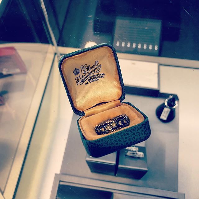 BaileyandSons's tweet photo. A past colleague just brought in one of our old boxes which shows a lovely history. A.V. &amp; F. Hewitt - Watchmakers &amp; Jewellers - Three brothers who started our business 100 YEARS AGO 😯 Albert, Victor &amp; Fred... #forthgeneration #brothers #history #family #heritage #Diamond  #… https://t.co/XvNb1ImaMR