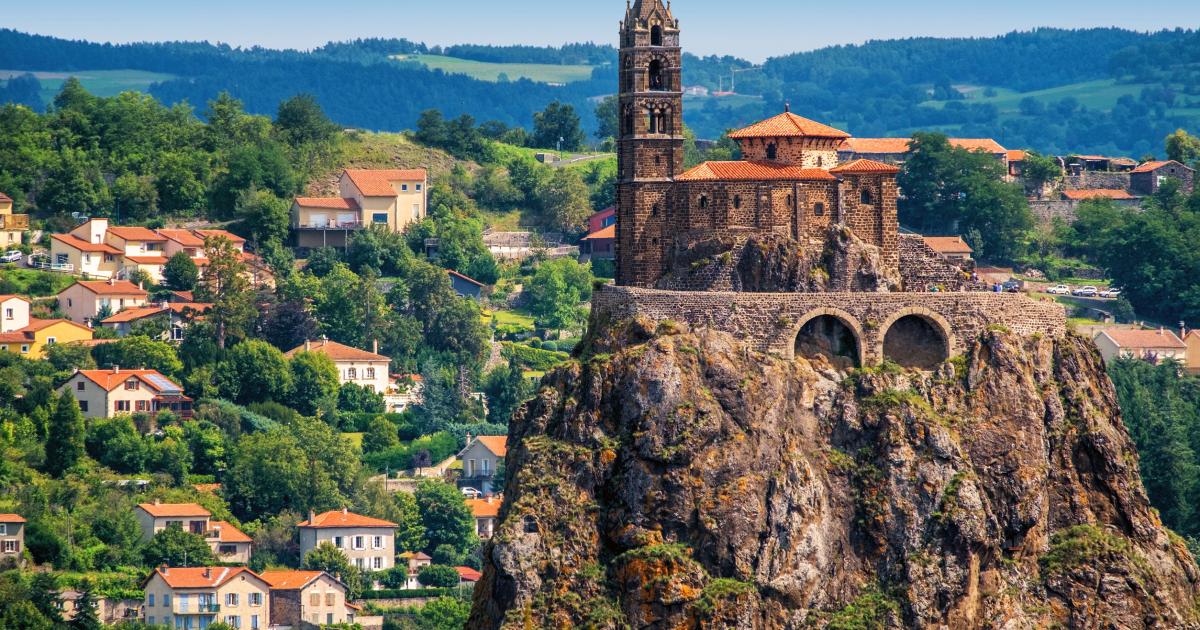 StartupAssur's tweet photo. Nul besoin de partir à l'autre bout du monde 🌏 pour faire des découvertes hors du commun: la #France a des destinations insolites !  https://t.co/6Z9ZTXTAAk https://t.co/JDaMWb2crW