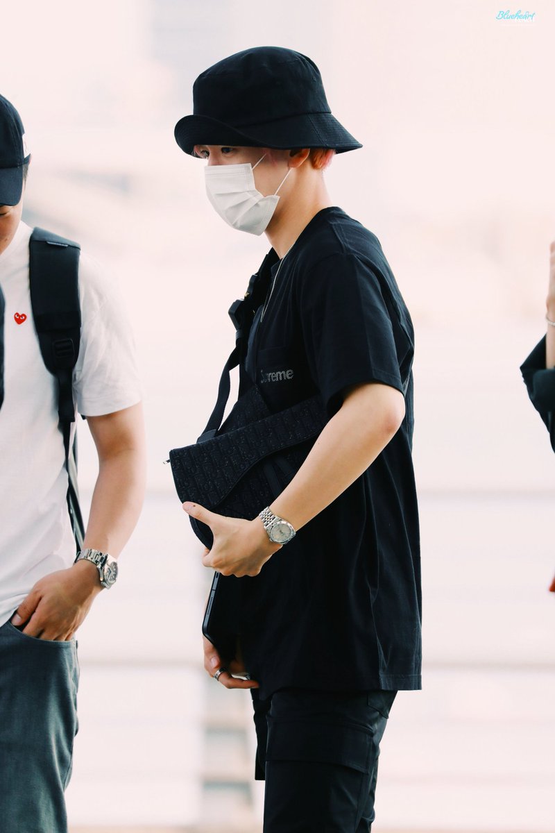 yeolspuppy's tweet photo. I just saw this and I'm crying.....they are wearing couple rings, someone send help to me, they are so BRAVE😭😭😭😭😭❤❤❤❤❤❤❤ https://t.co/uqVqk2KOcf