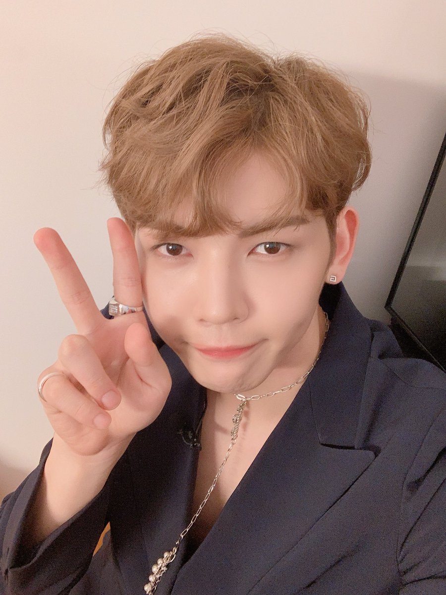 UP10TION's tweet photo. [#쿤] your gravity 첫 방 허니텐 덕 분에 잘 마무리 했어요 ㅠㅠㅠㅠ❤️❤️❤️ https://t.co/ePchn7mocn