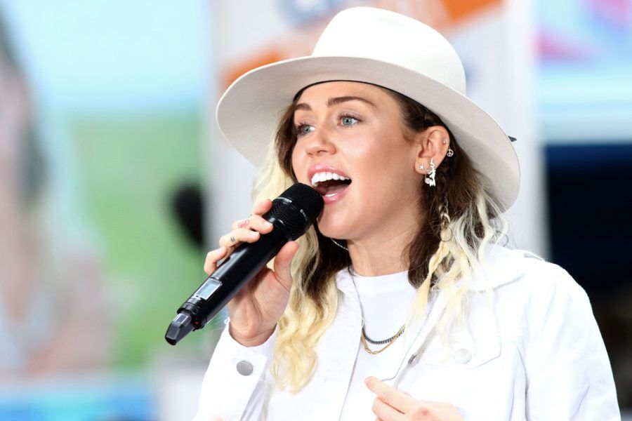 Miley Cyrus joins Chris Rock, Mark Ronson, and Sarah Silverman as investors in @LowellHerbCo.
https://t.co/ALH4mkMHuy https://t.co/srqdGoEQXG