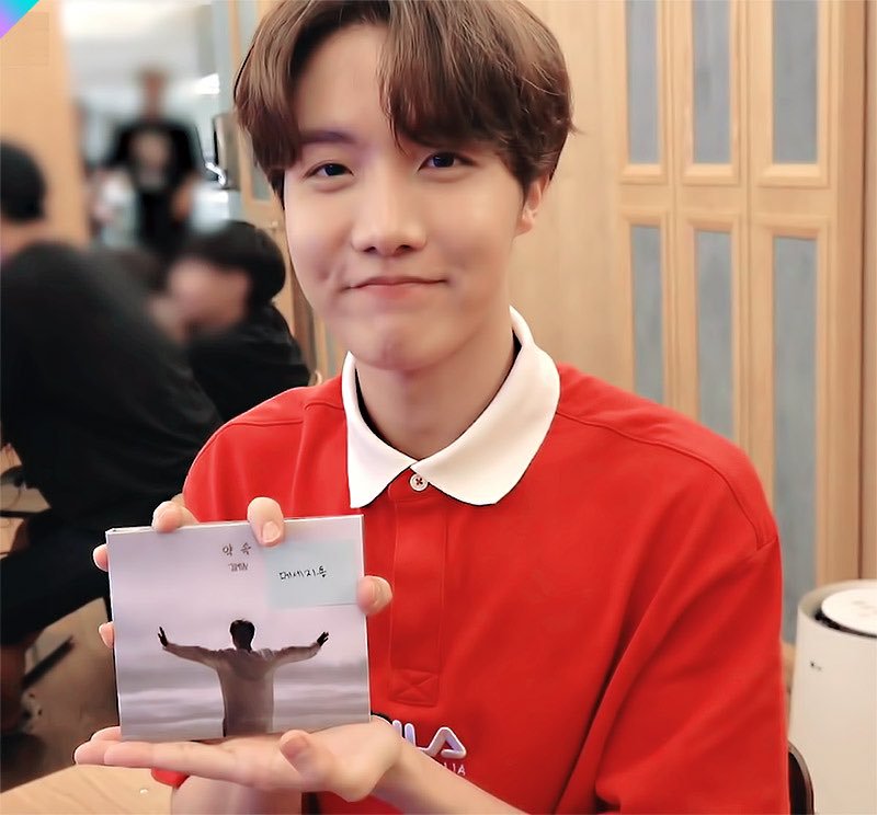 hobiotics's tweet image. hobi is so proud of his gift for jiminie, look at him being gentle with it 🥺 #제이홉