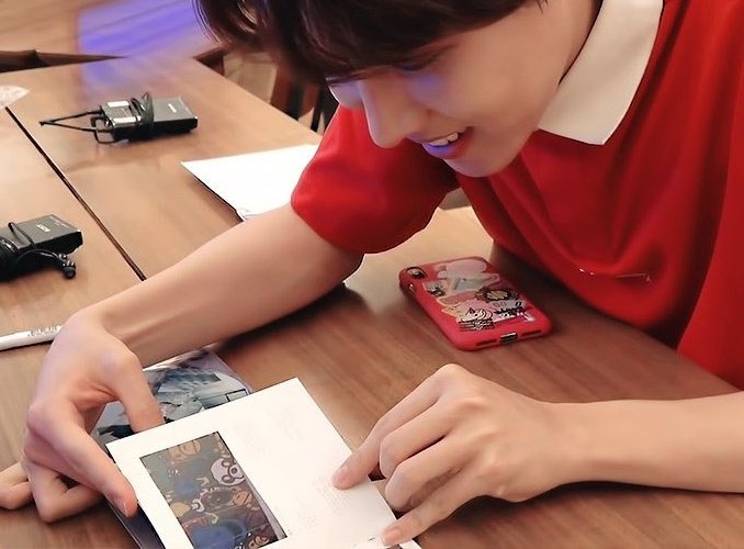 hobiotics's tweet image. hobi is so proud of his gift for jiminie, look at him being gentle with it 🥺 #제이홉