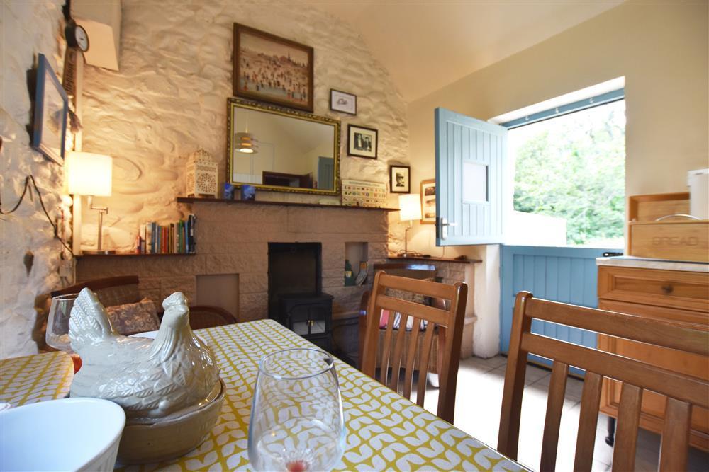 Available for the #BankHoliday  - lovely little #HolidayCottage in Little Haven #Pembrokeshire. Sleeps 2 and pet, 5 minutes walk from the beach.
welsh-cottages.co.uk/single-propert…